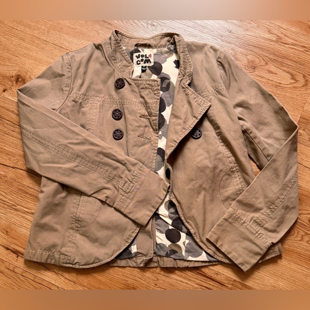 Women’s Volcom khaki blazer jacket with brown buttons and multicolored lining